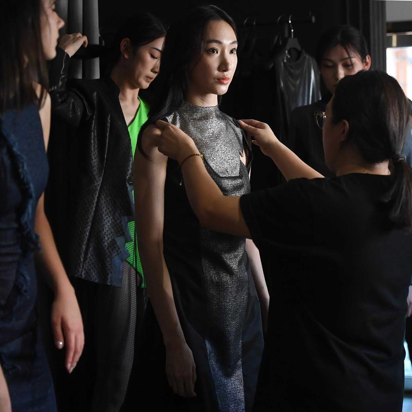 打造科技幻彩中國風，「光」的藝術服飾品牌－WANGLILING