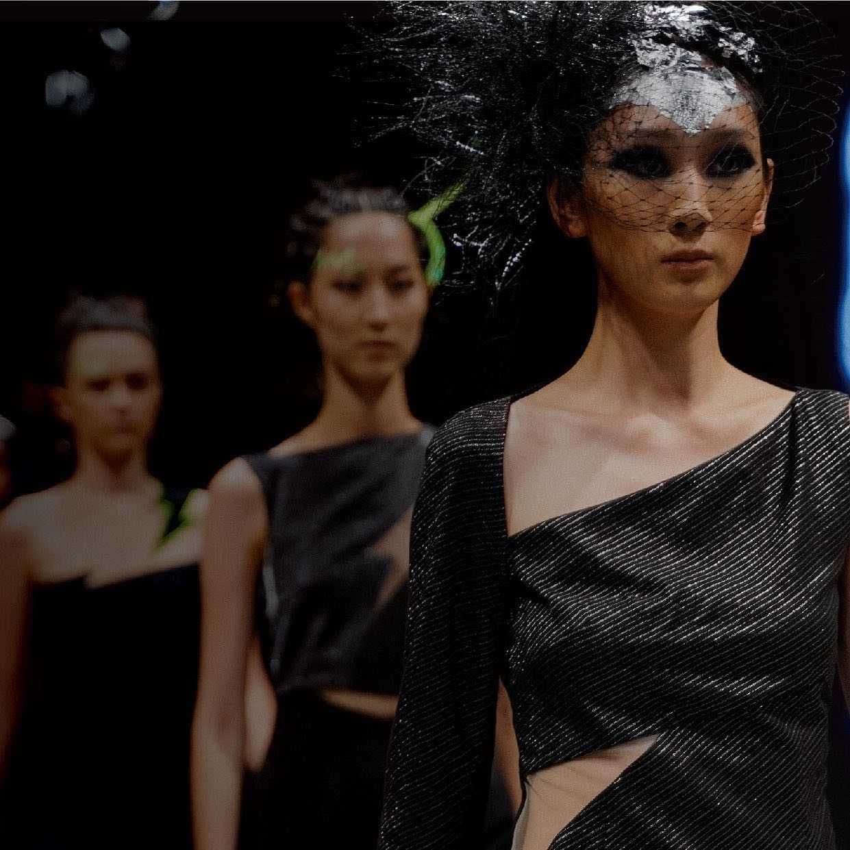 打造科技幻彩中國風，「光」的藝術服飾品牌－WANGLILING