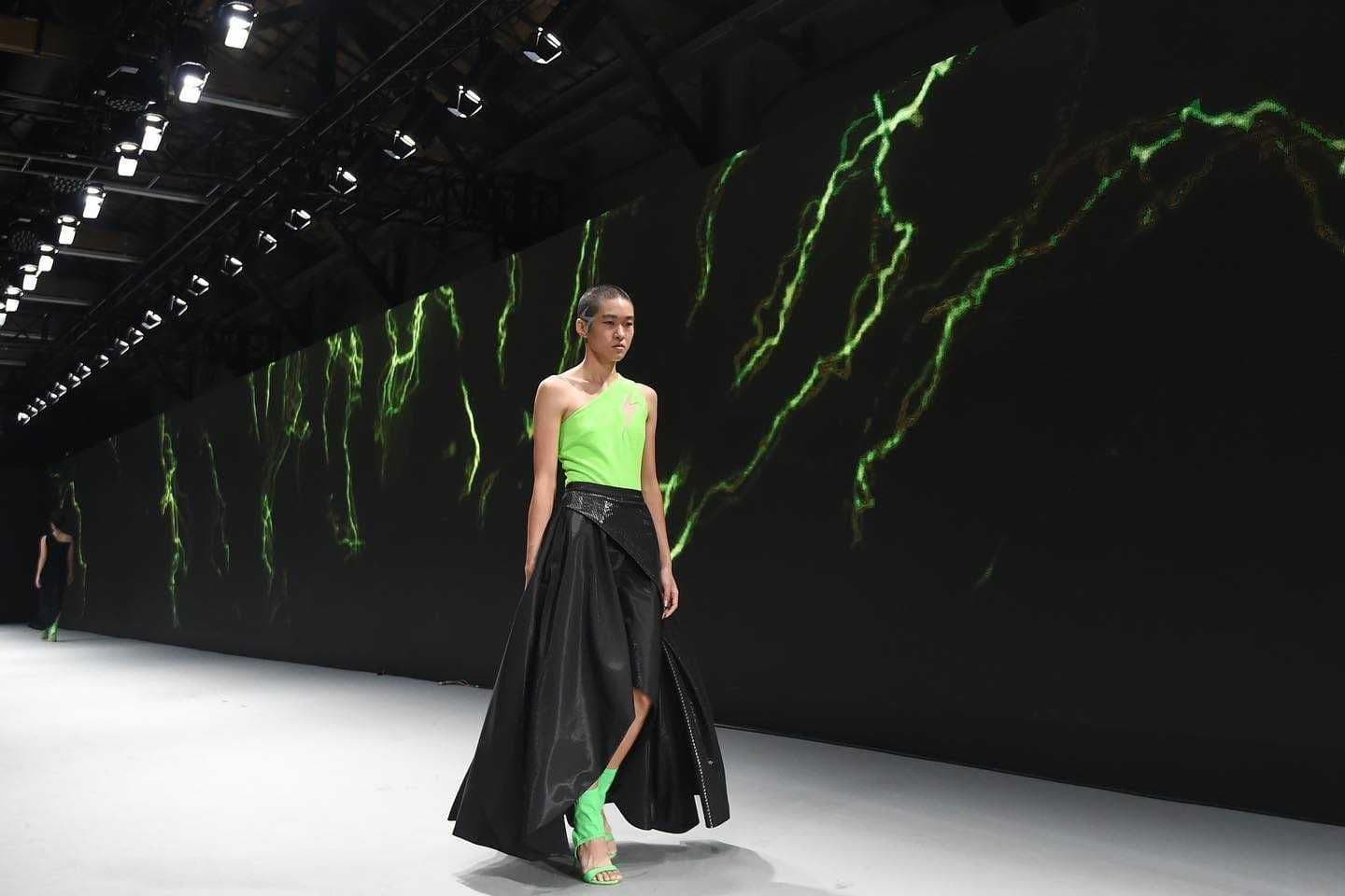 打造科技幻彩中國風，「光」的藝術服飾品牌－WANGLILING