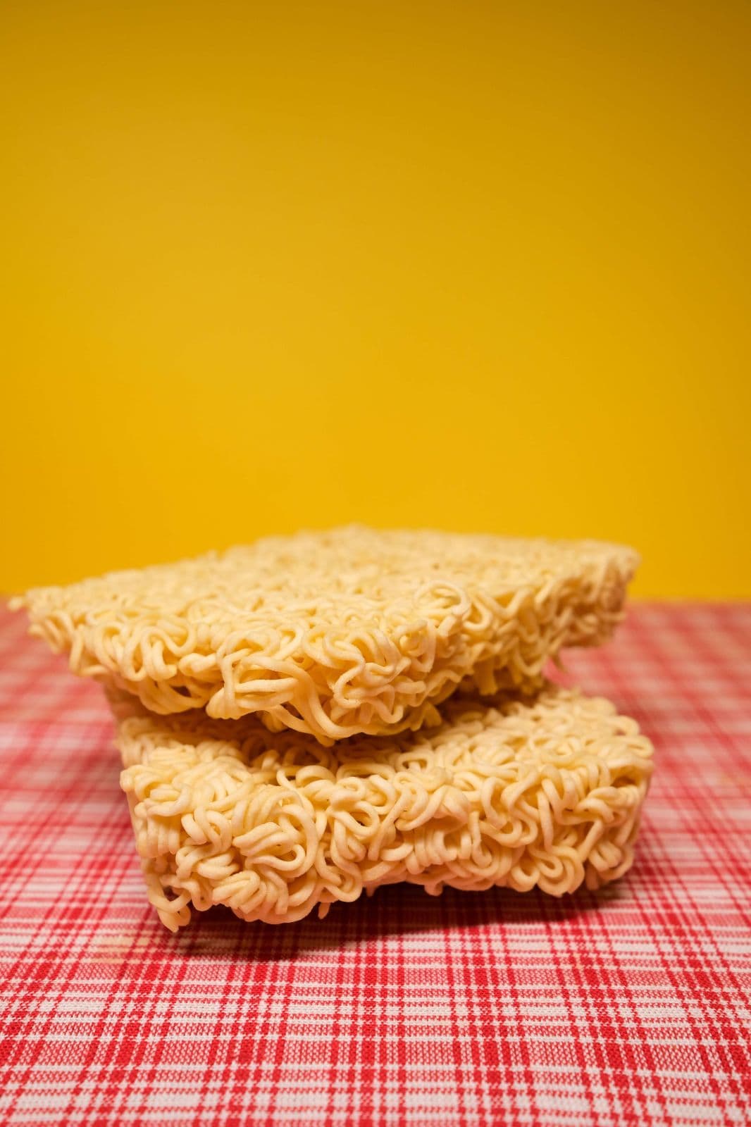 經典宵夜美食—泡麵也可搖身一變營養又美味。