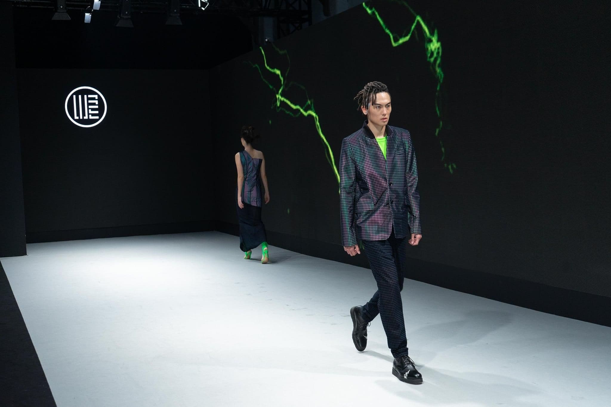 打造科技幻彩中國風，「光」的藝術服飾品牌－WANGLILING