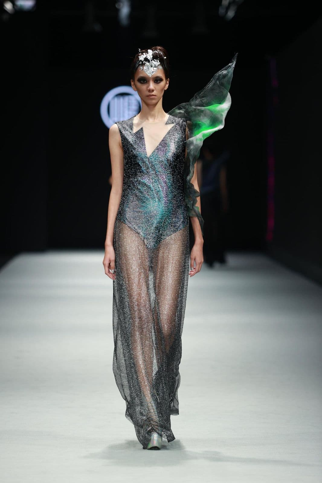 打造科技幻彩中國風，「光」的藝術服飾品牌－WANGLILING