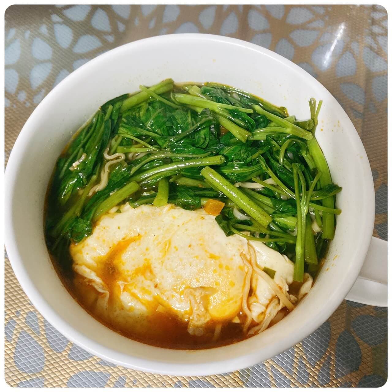經典宵夜美食—泡麵也可搖身一變營養又美味。