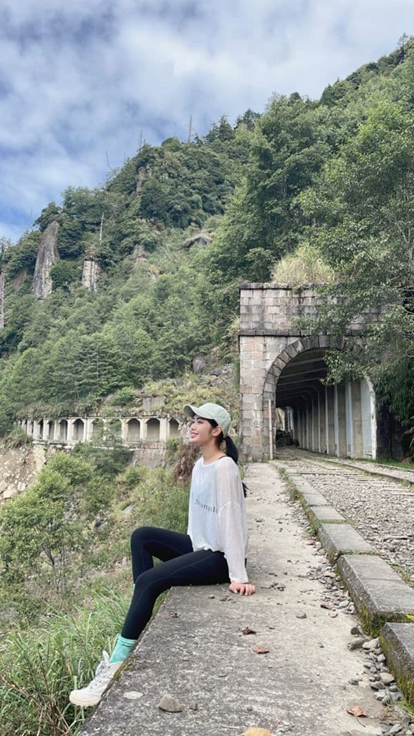 越野車溯溪林道探秘，甜美鬼后雷嘉汭享受在路上