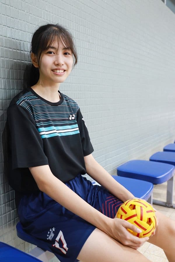 飛踢的排球？空中格鬥超炫技，快來跟日本妹尬藤球！